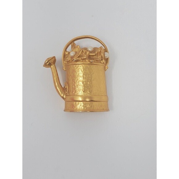 VINTAGE NOVELTY BROOCH WATERING CAN FLOWERS FAUX PEARLS HAMMERED MATTE GOLD - Picture 5 of 11
